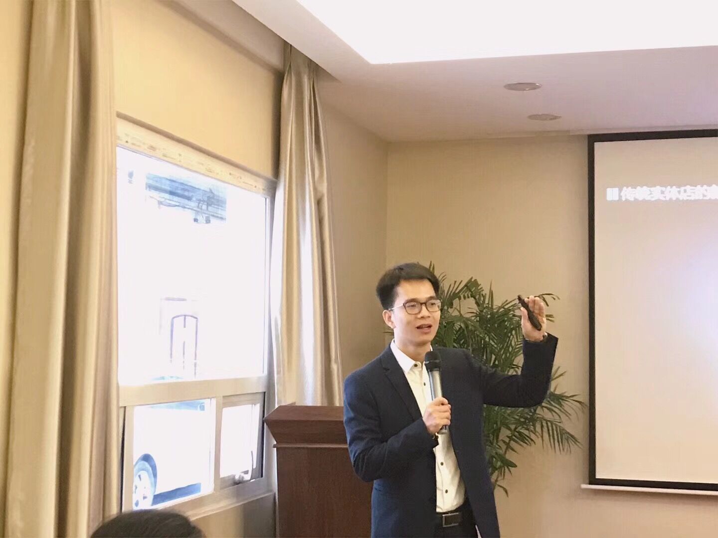 李达聪，李达聪老师在成都为全国高校骨干师资新零售高级研修班授课