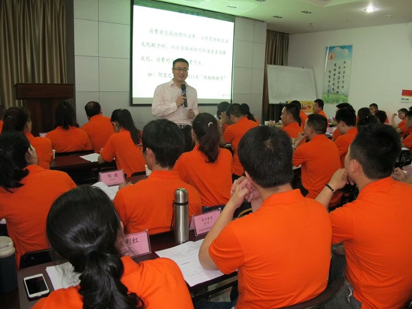 叶向阳老师为2018赣州创业大学成长一班精彩授课,课程主题《企业运营创新 实现业绩倍增》