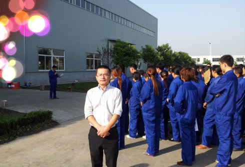 张坚老师在客户改善动员大会现场《张坚老师在客户改善动员大会现场》