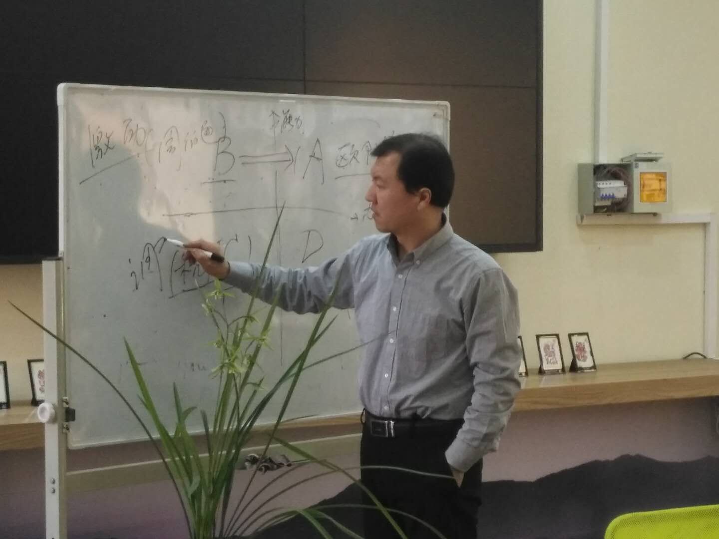 蔡元恒老师为联合国甲骨文插花艺术的残疾人讲授《创业之道》