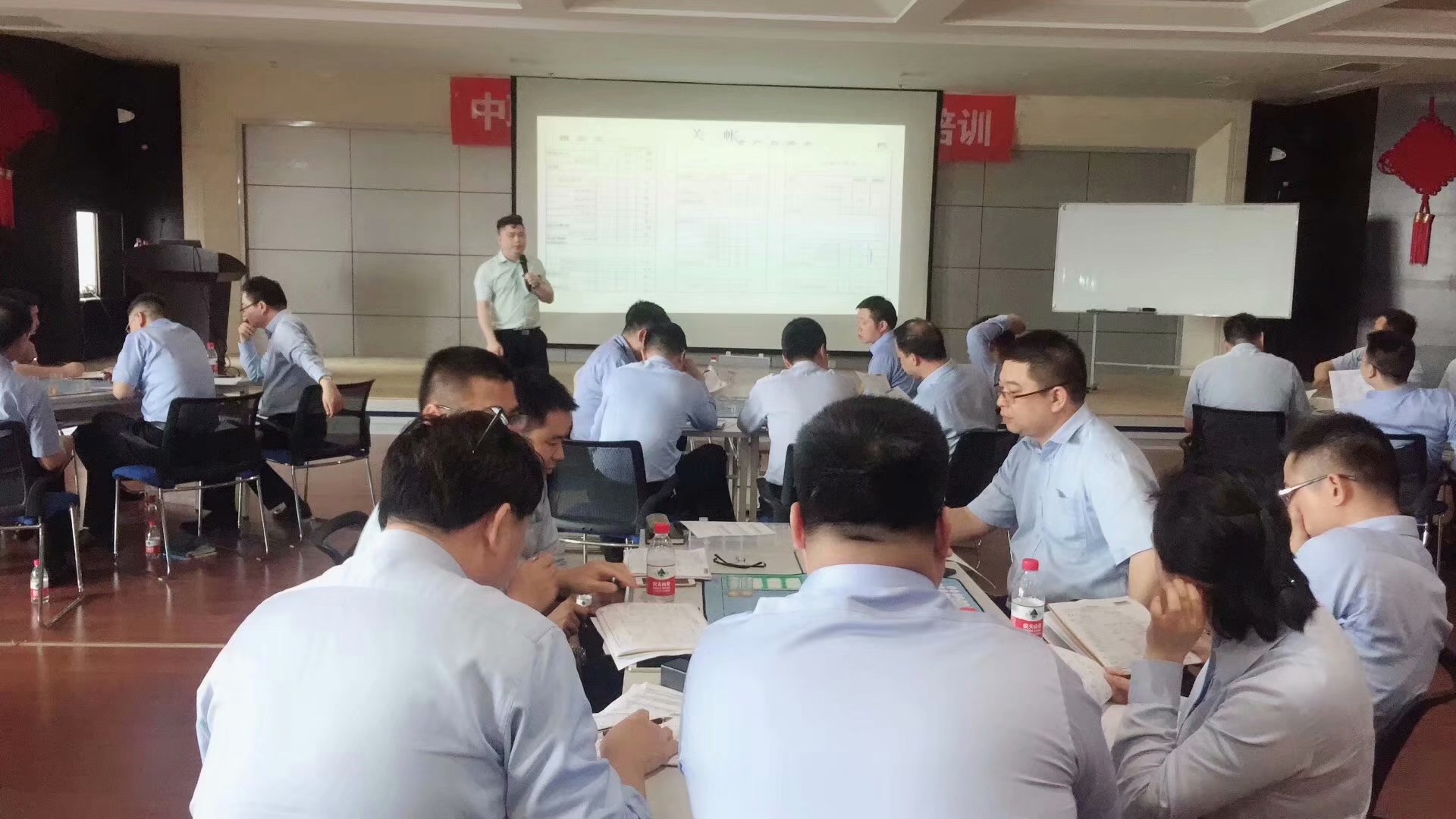 5月8日，沙盘资深研究专家王悦宇老师，受邀为某国内首家A H股高端装备上市公司，讲授《经营领导力沙盘模拟》课程