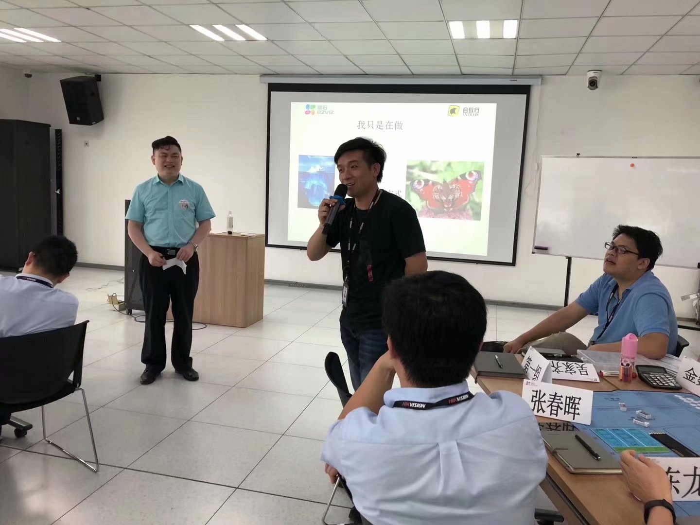 沙盘资深研究专家王悦宇老师，受邀为浙江海康威视，讲授《企业经营决策与执行沙盘模拟》课程