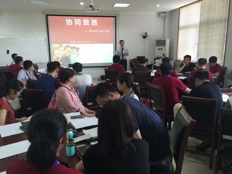 6月1-2日，沙盘管理培训师李元滨老师，受邀为济南某知名内训，讲授《协同致胜－团队协作与执行力提升》课程