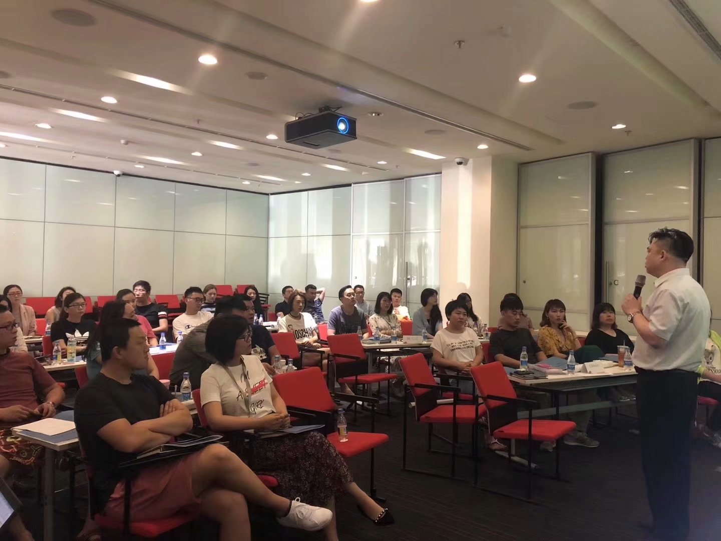 沙盘资深研究专家王悦宇老师，受邀为北京知名传媒集团，讲授《团队领导力沙盘模拟》课程