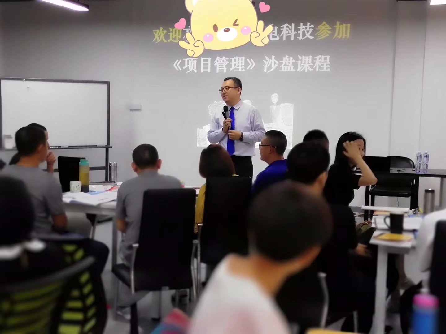 沙盘模拟管理专家丁大硼老师，受邀为深圳某知名光电公司，讲授《项目管理沙盘模拟》课程