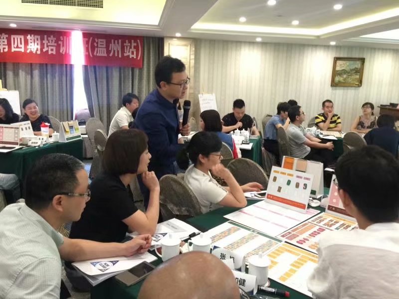 实战派沙盘培训师史广青老师，受邀为温州交通银行，讲授《银行营销策略沙盘模拟》课程