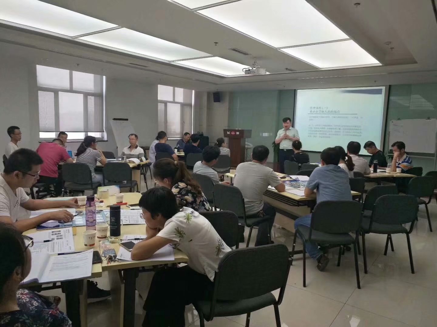 王悦宇老师受邀为河北某上市公司医药集团，讲授《员工满意度与动机管理沙盘》课程
