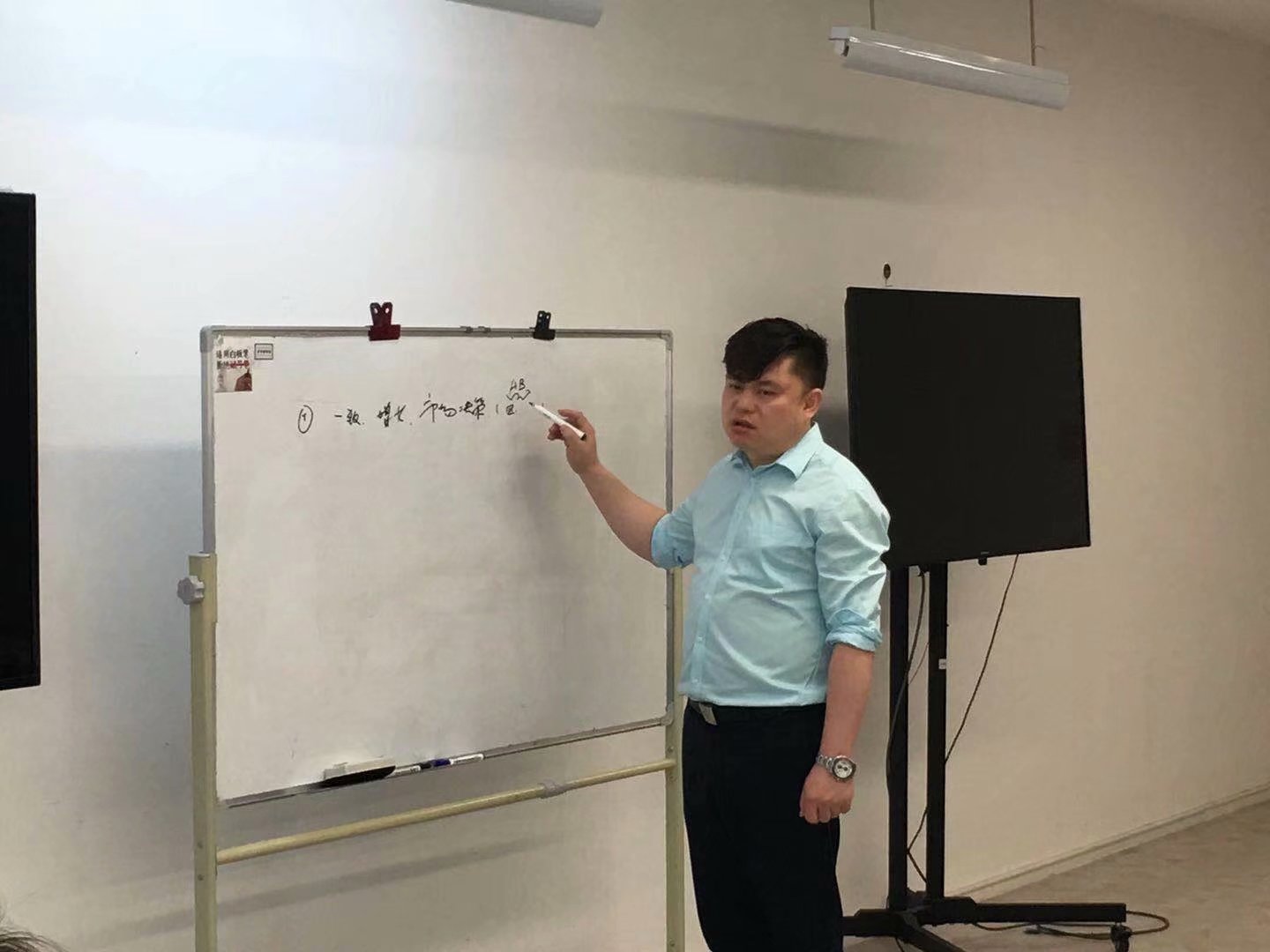 王悦宇老师，受邀为浙江某国际教育集团，讲授《企业全面经营管理沙盘》课程