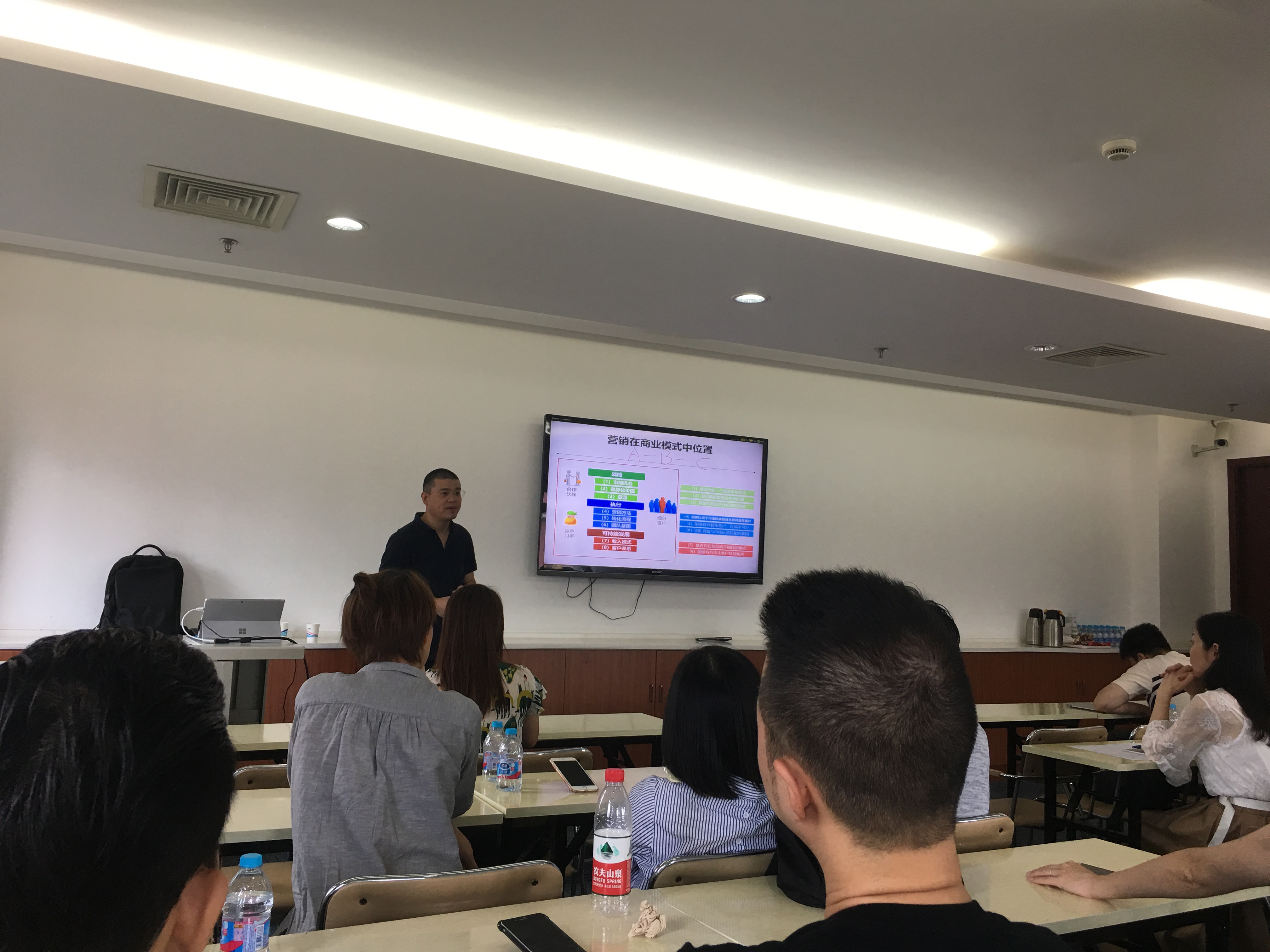 极光老师：法国南锡MBA班授课：互联网新思维和全网营销执行策略