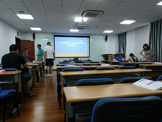 新零售社群营销讲师张守辉老师在上海交大给仁药业上课