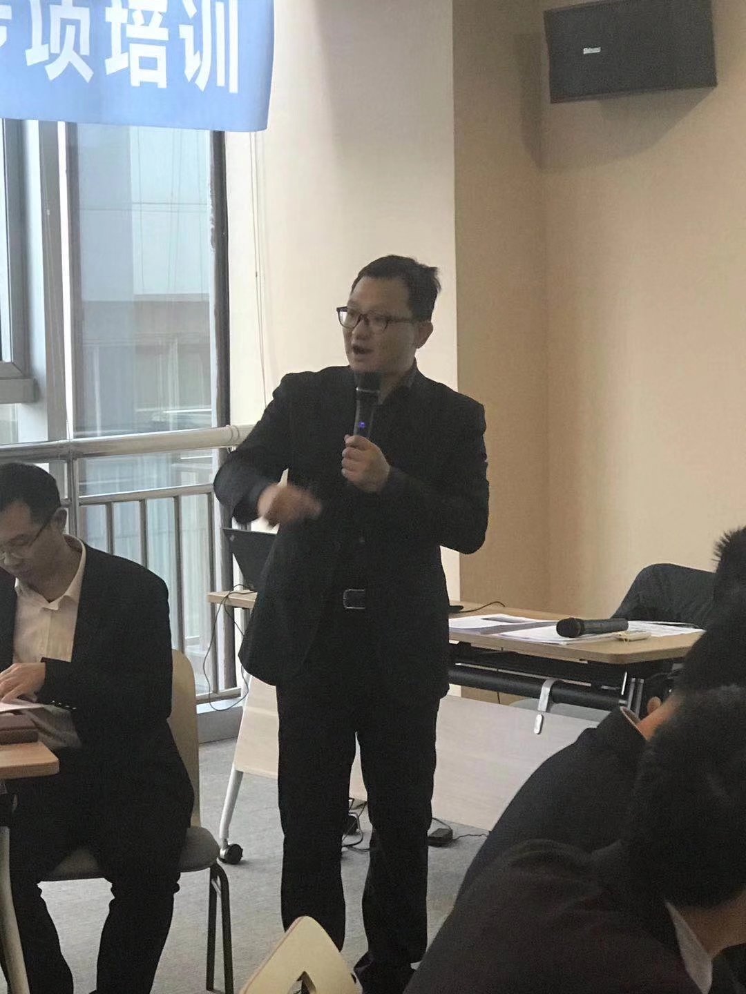 史广青老师,受邀为某地产集团区域公司,讲授《房地产开发与经营全流程沙盘模拟》课程