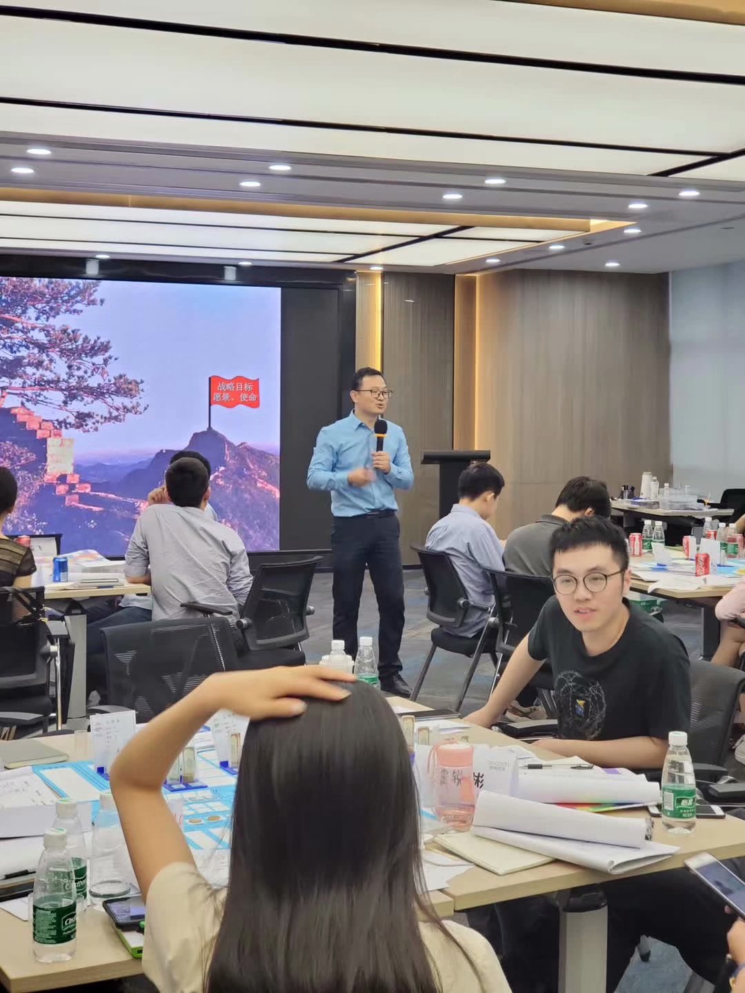 史广青老师受邀为 广州某知名房地产公司，讲授《房地产开发与经营全流程沙盘模拟》课程