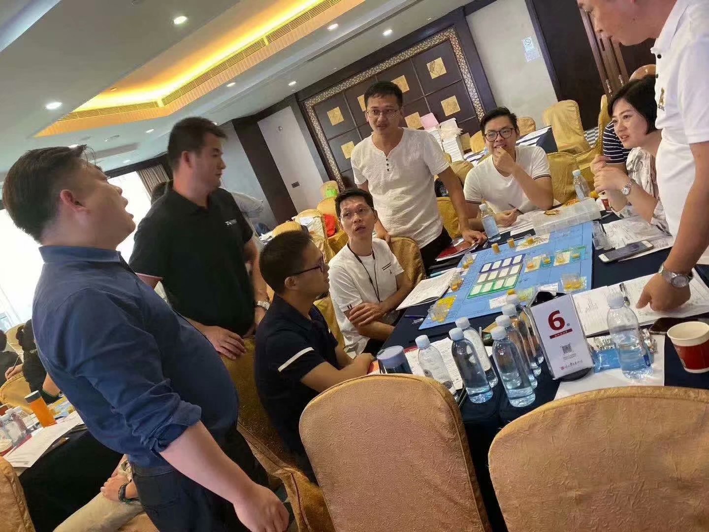 王悦宇老师受邀为 某知名商学院，讲授《经营决策与执行沙盘模拟》课程