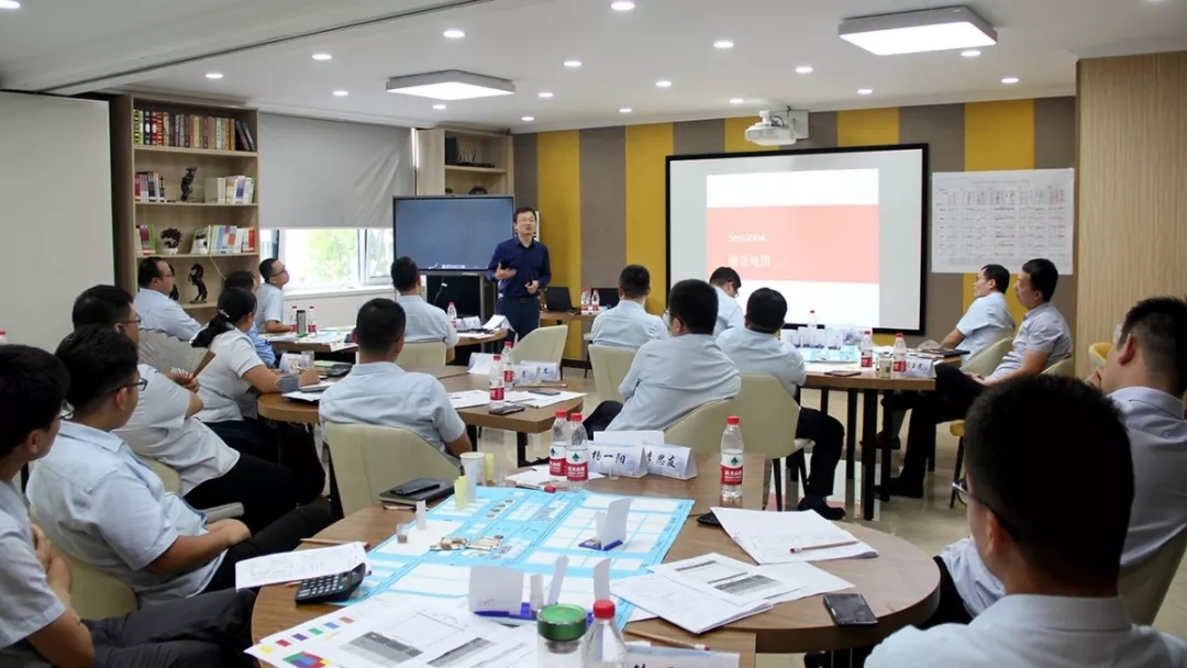 史广青老师受邀为 济南某知名房地产公司,讲授《房地产经营沙盘学习》课程