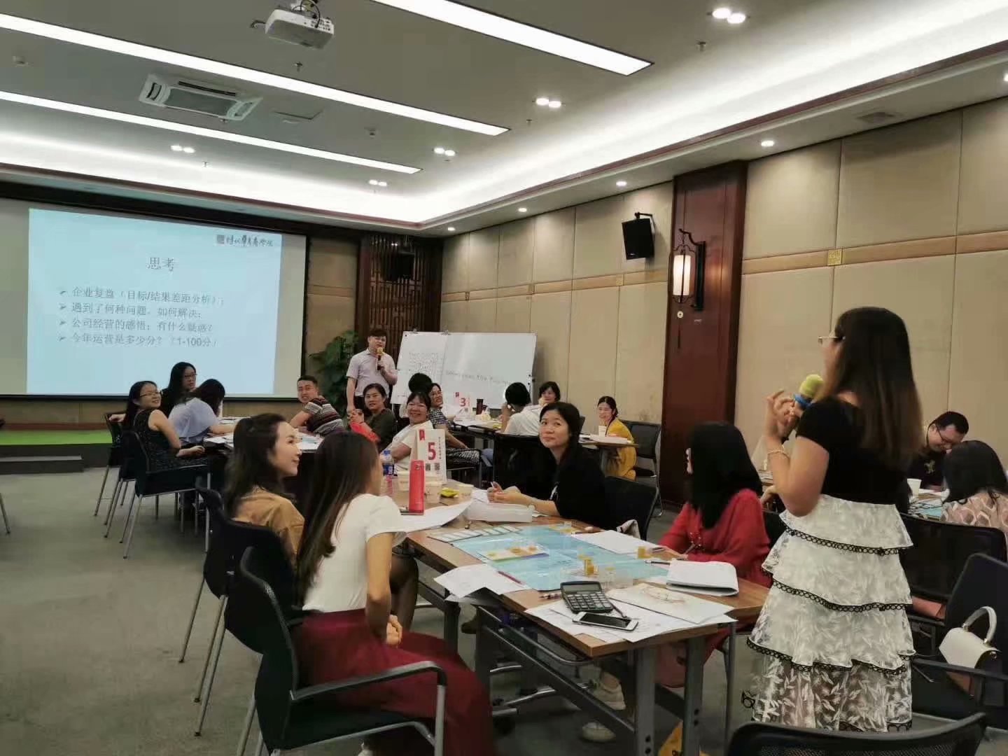 王悦宇老师受邀为高级财务总监班,讲授《高级财务分析沙盘模拟》课程
