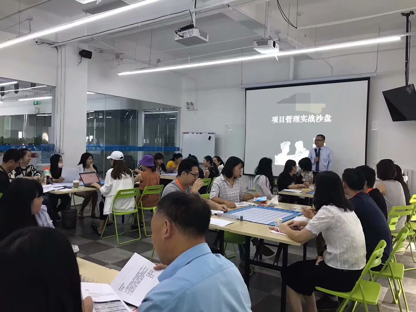 丁大硼老师受邀为 北京某知名猎头公司,讲授《项目管理沙盘模拟》课程