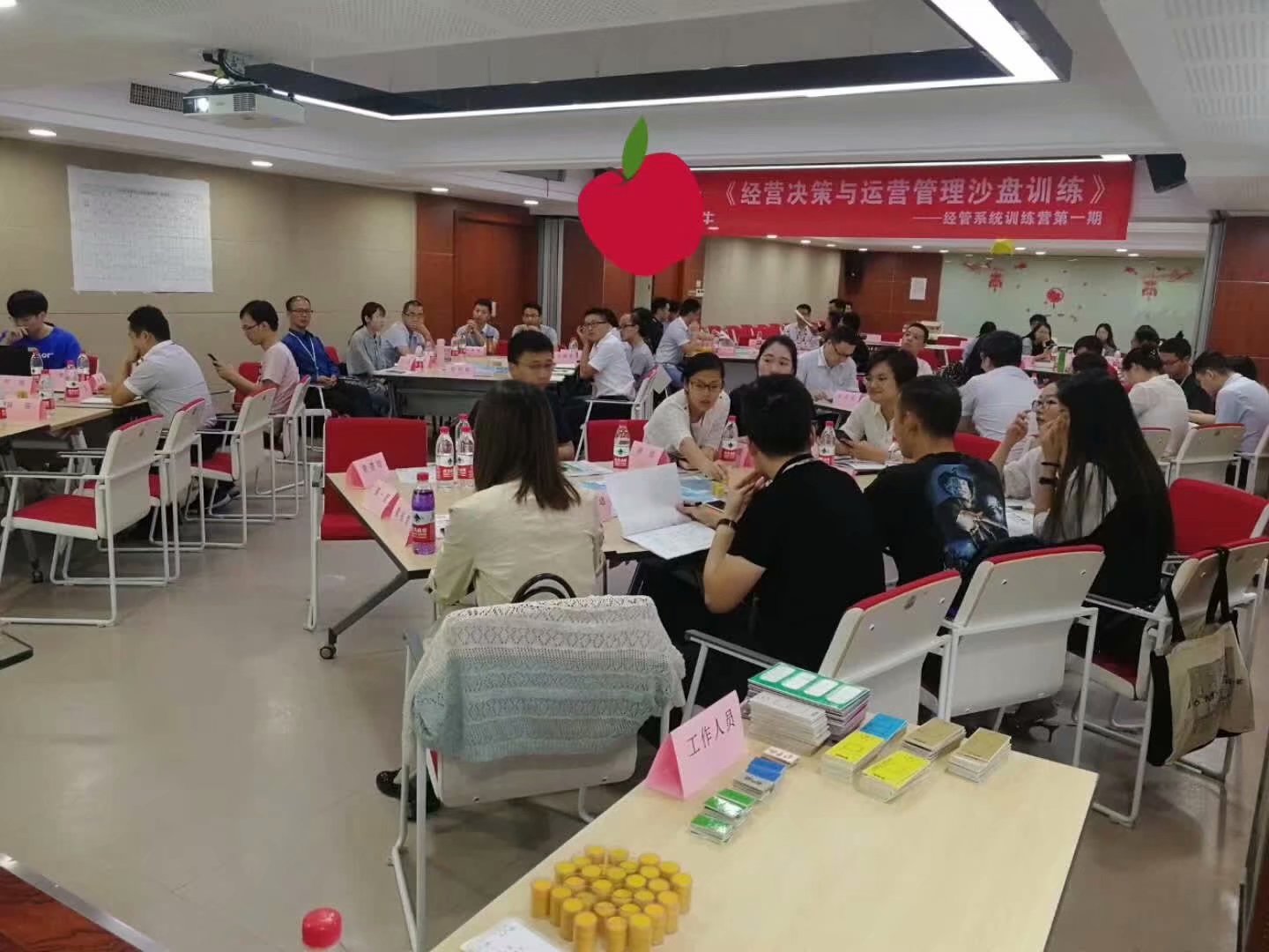 王悦宇受邀为 某知名插座公司，讲授《经营决策管理沙盘》课程