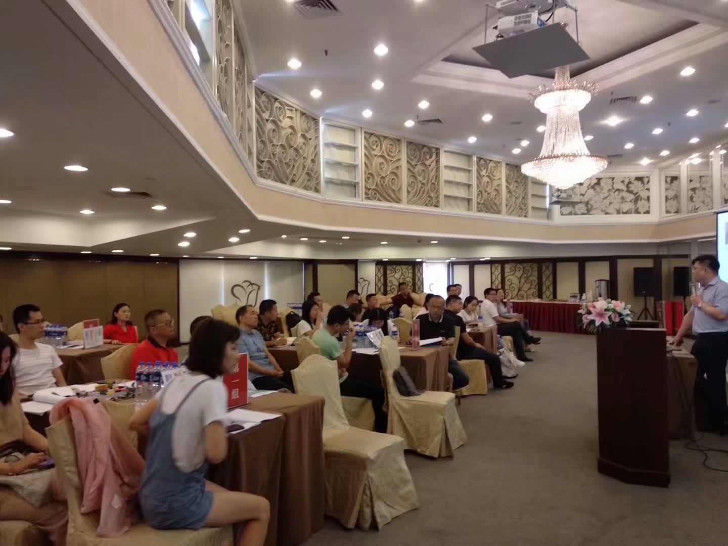 王悦宇老师受邀为 某知名高端总载班,讲授《营销管理沙盘模拟》课程