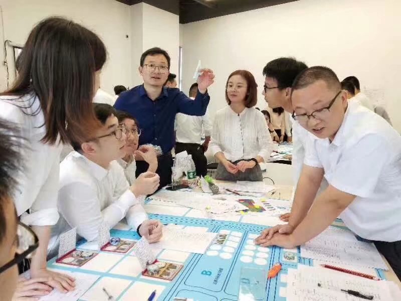 史广青受邀为 美的地产,讲授《房地产开发与经营全流程沙盘模拟》课程