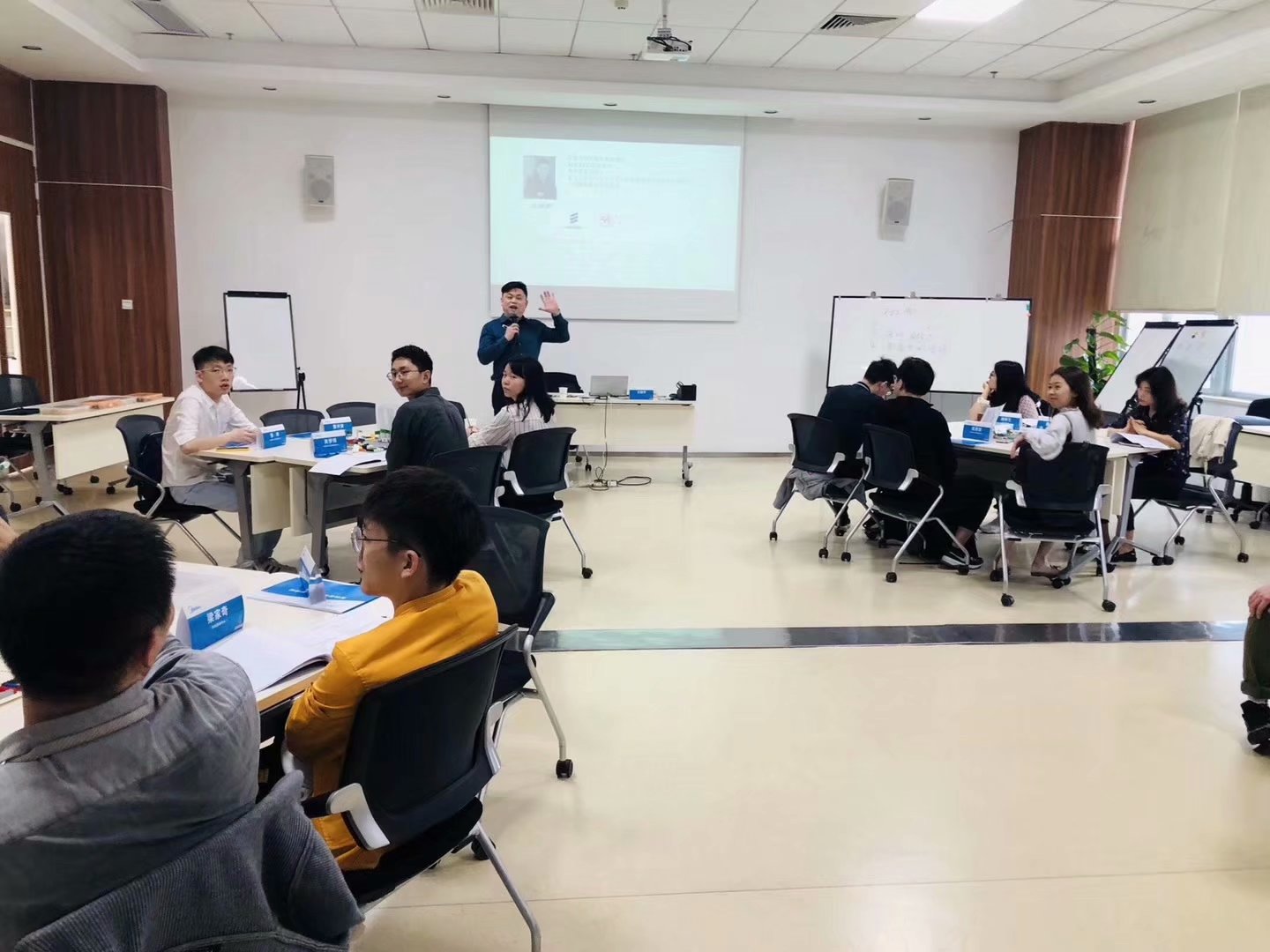 王悦宇老师再次受邀为 美的集团,讲授《营销管理沙盘模拟》课程