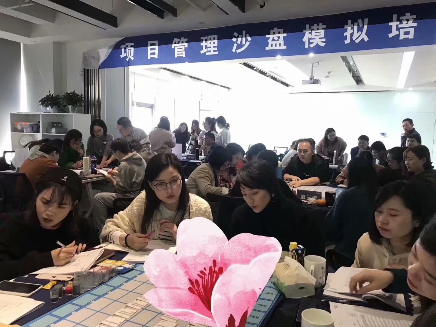 丁大硼老师受邀为 浙江某服装品牌，讲授《项目管理沙盘模拟》课程