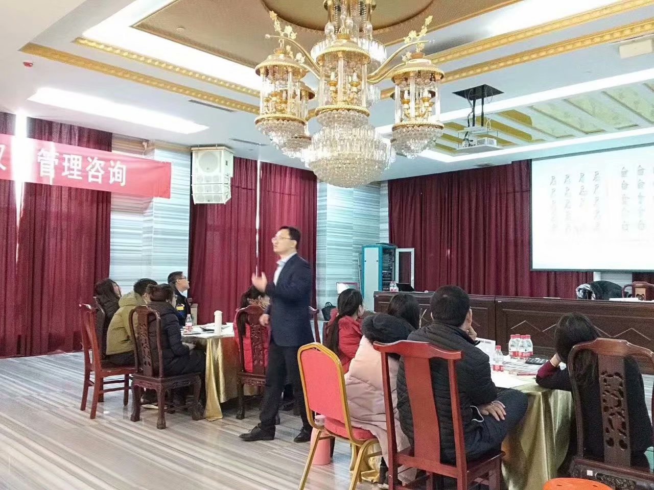 史广青老师受邀为山东某房地产开发企业,讲授《房地产营销策划沙盘模拟》课程