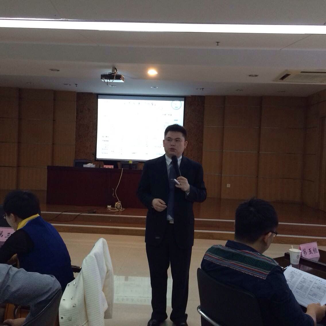 王悦宇老师受邀为 清华大学高级工商管理总裁研修班，讲授《企业经营管理沙盘模拟实战演练》课程