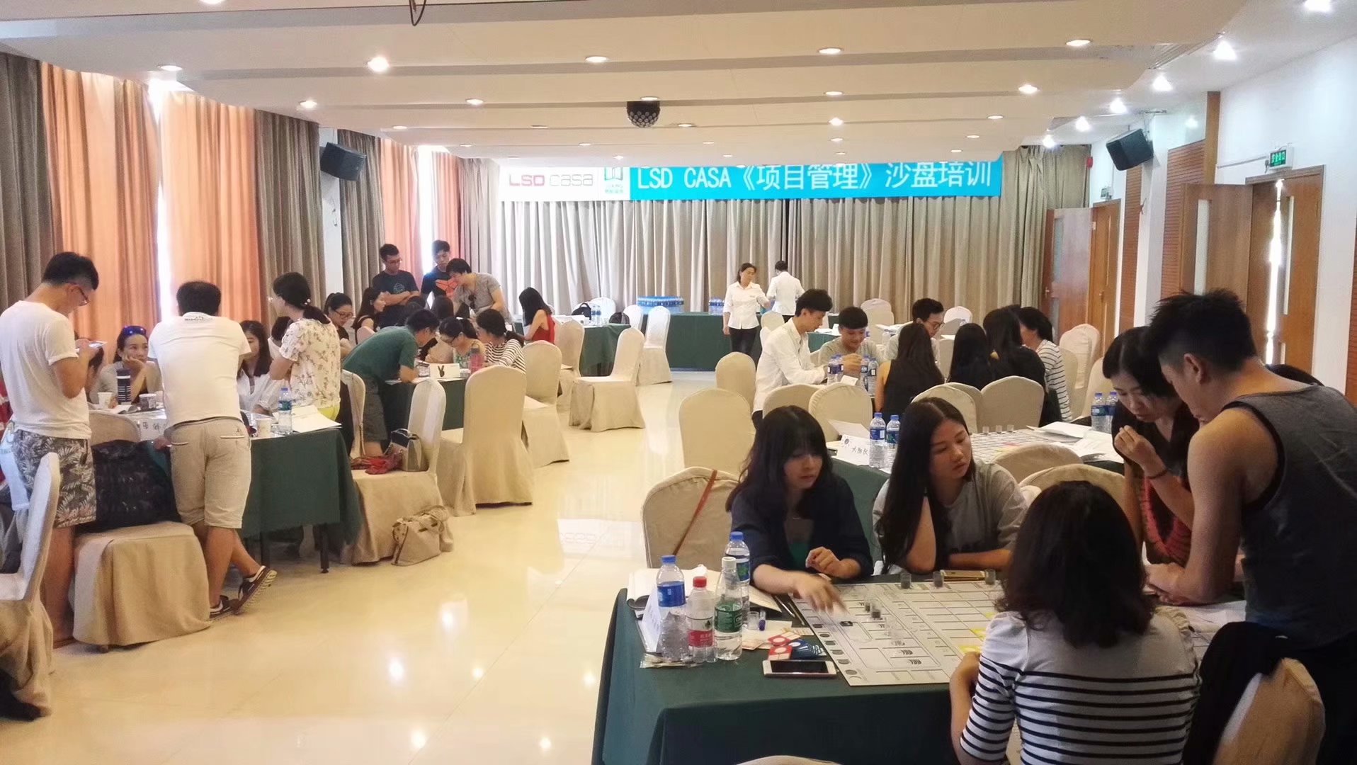 丁大硼老师受邀为 深圳市进化生活家居用品公司（LSDCASA），讲授《项目管理沙盘模拟》课程