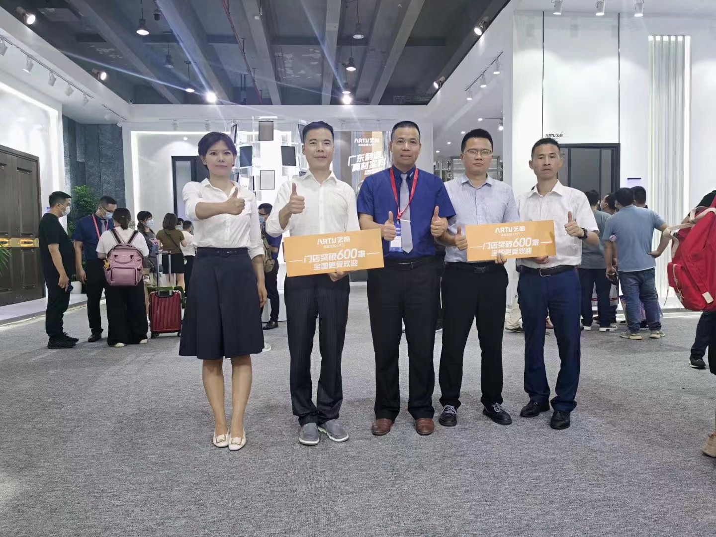 广州建博会 | 刘登榜老师团队打卡战略合作伙伴艺和高端定制入户门!