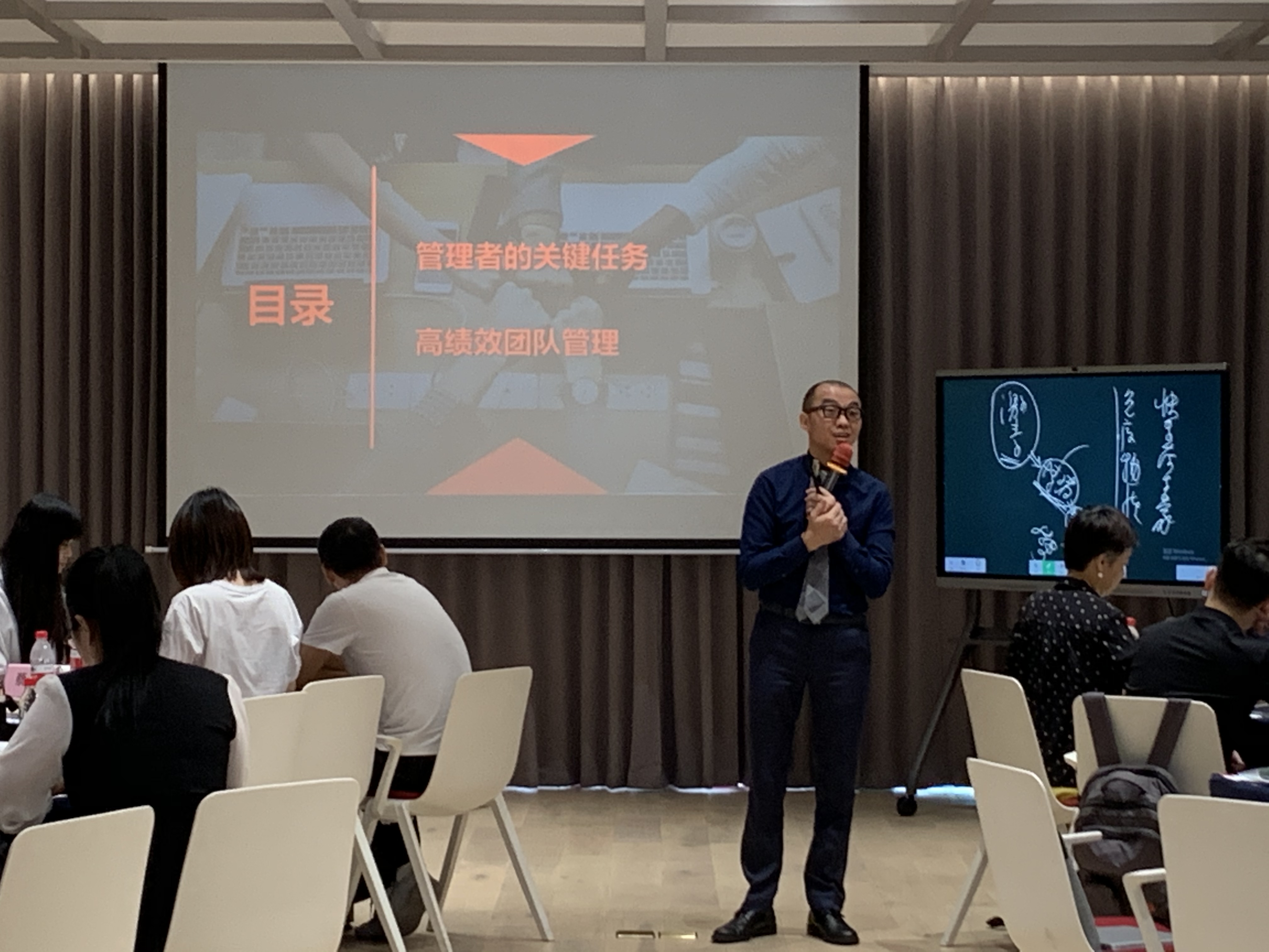 何峰老师受邀为国内羊绒衫第一品牌集团做《卓有成效的管理者》培训