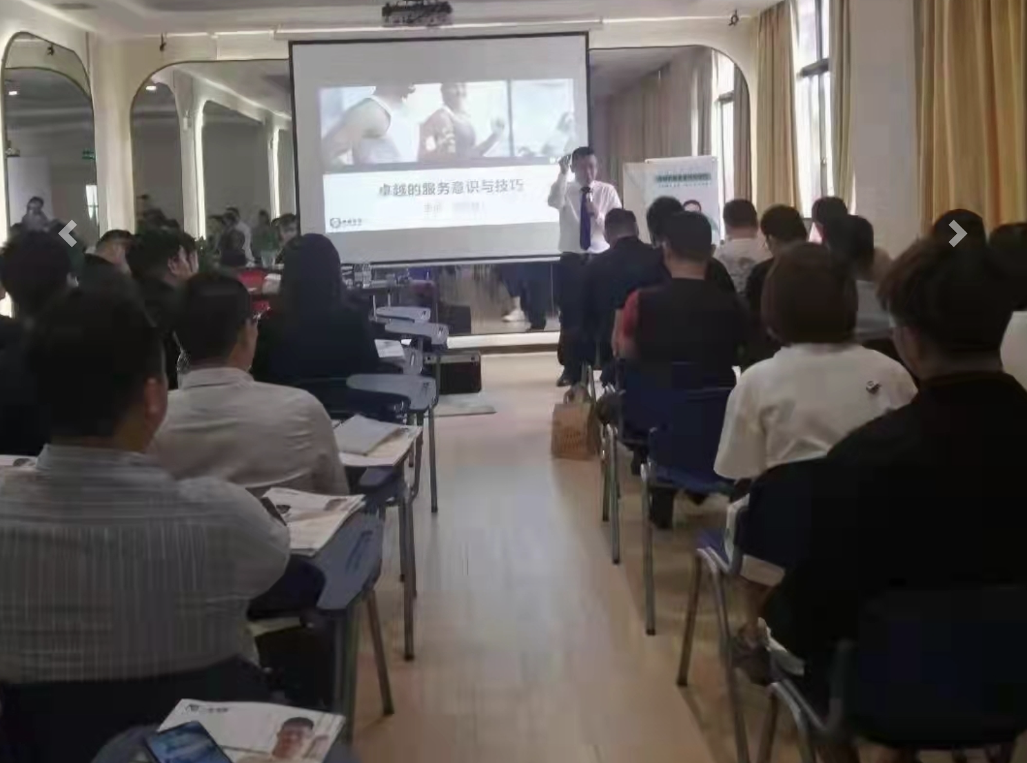 在上海为国内知名大型健生管理俱乐部讲授《卓越的服务意识与技巧》