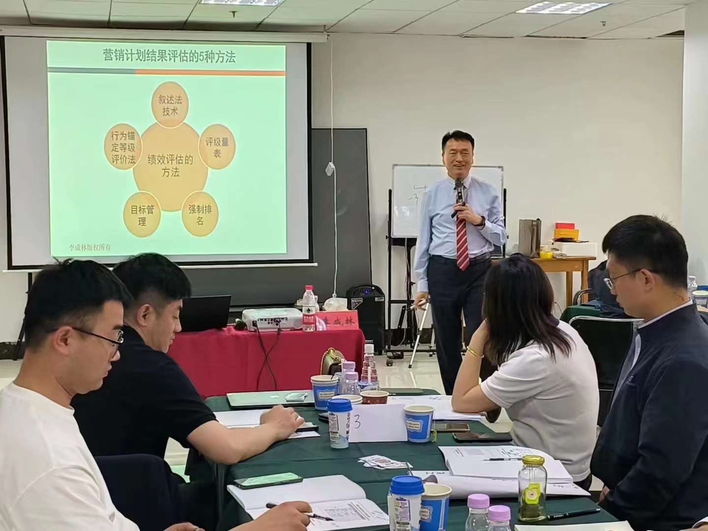 李成林给青岛市企业家学院营销创新与业绩突破实战班授课