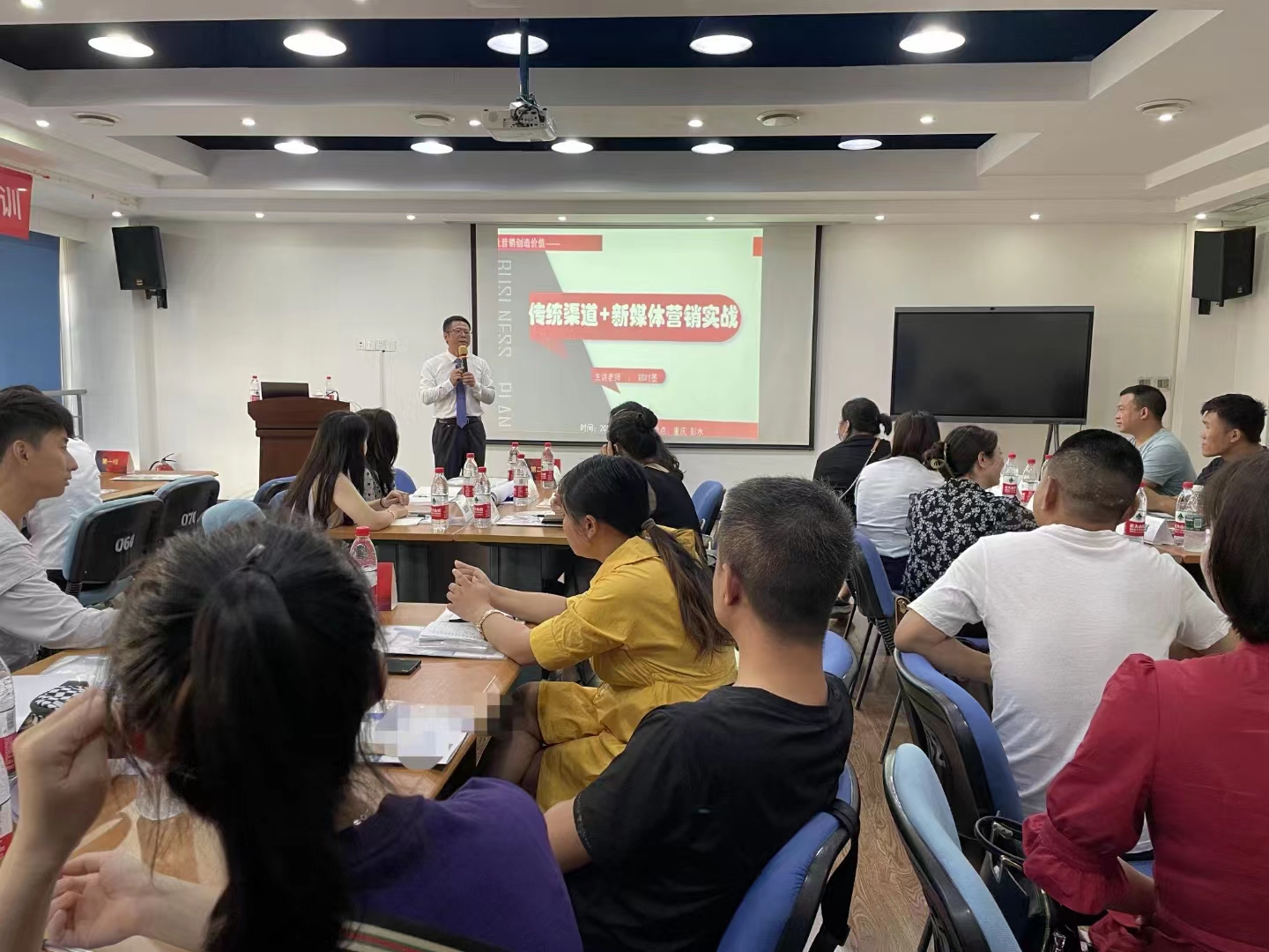 郑时墨老师:两天《传统渠道与新媒体营销》圆满完成(重庆培训行之某集团企业销售训战系列课程第六期)