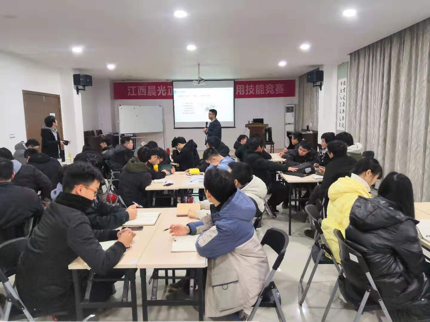 《长期战咯绩效陪伴服务+股权激励设计+分层能力体系》