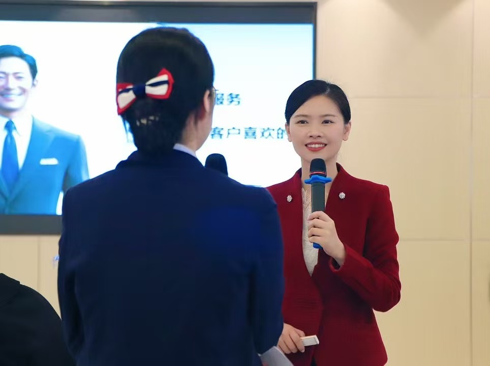 《精耕客户服务，锤炼营销技能》