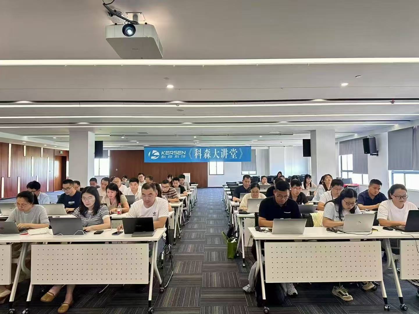 《AI驱动职场效能革命》