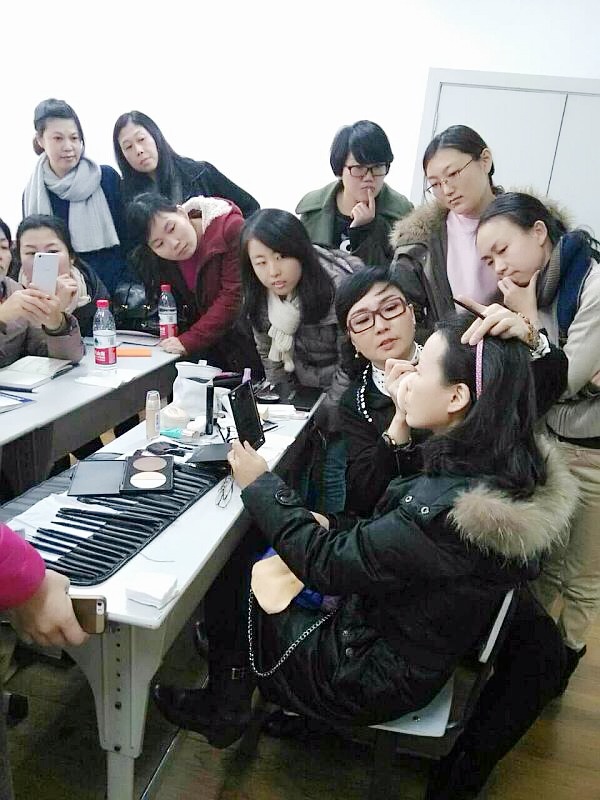 上海电子商务培训中心《化妆技巧培训》
