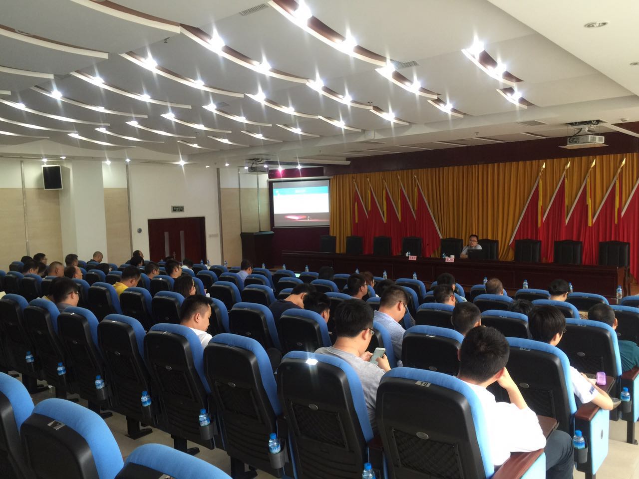 深圳市大鹏新区管委会《依法行政》