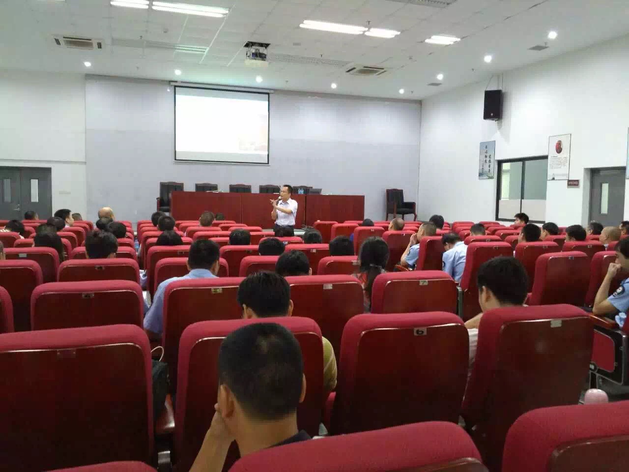 深圳市龙华办事处《职业素养与自我修养》和《自我管理和团队合作》