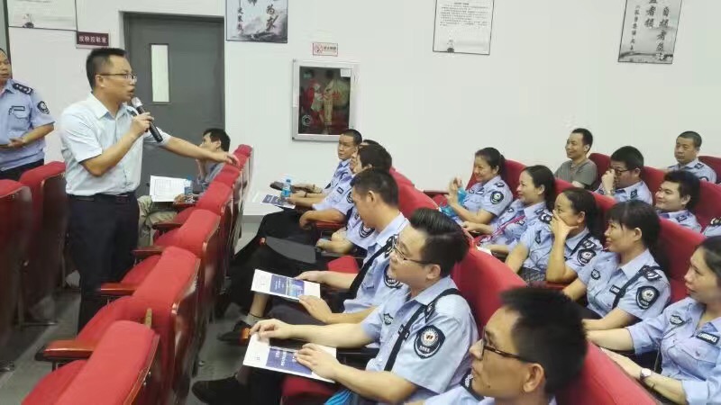 深圳市龙华新区办事处聘用人员综合素质培训班(第十期)《职业素养和自我修养》和《自我管理和团队合作》