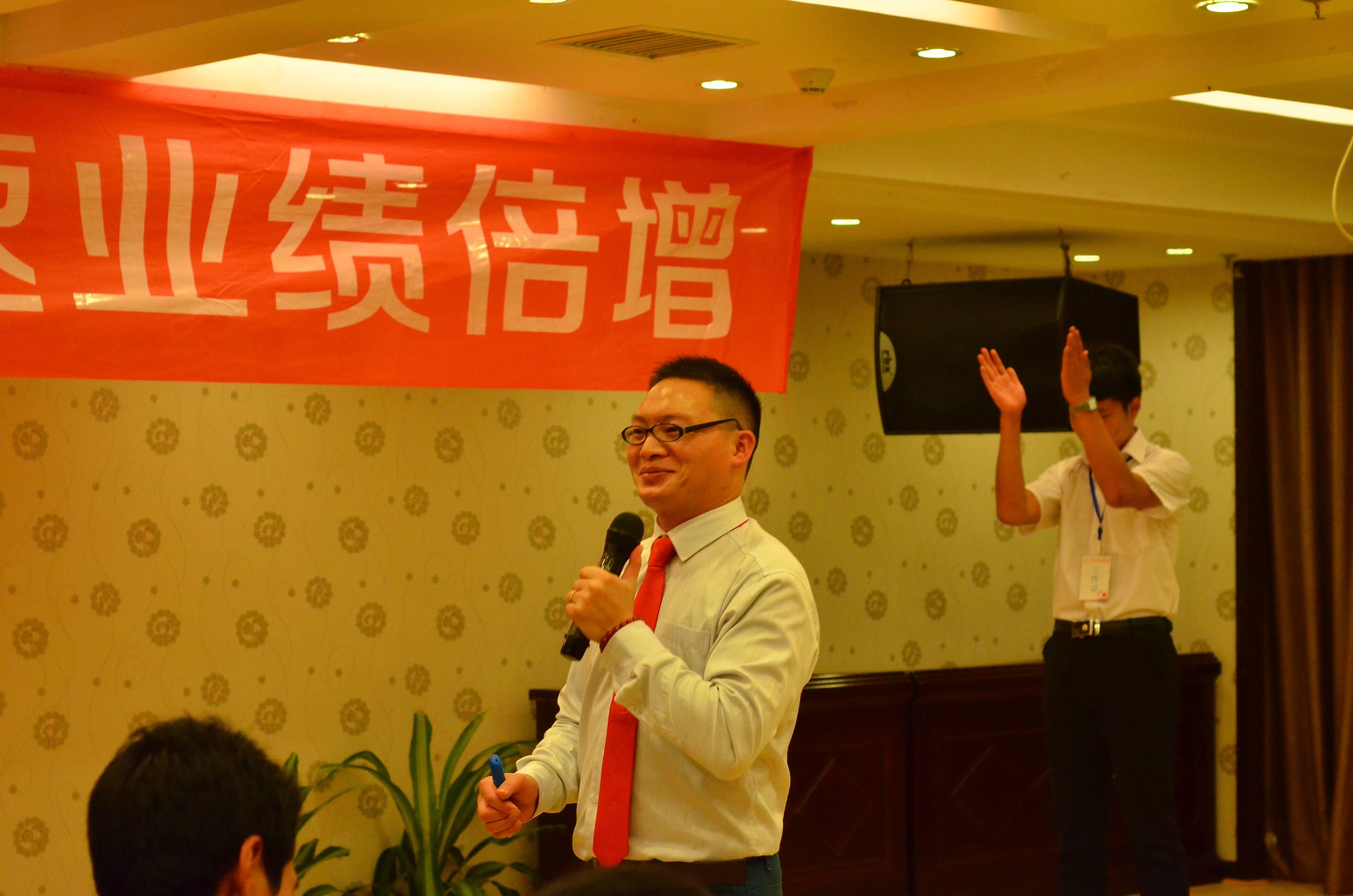 漠野红沙漠茶周科荣院长 7.一个故事教会你,如何将微商流量、信任、转化相互结合