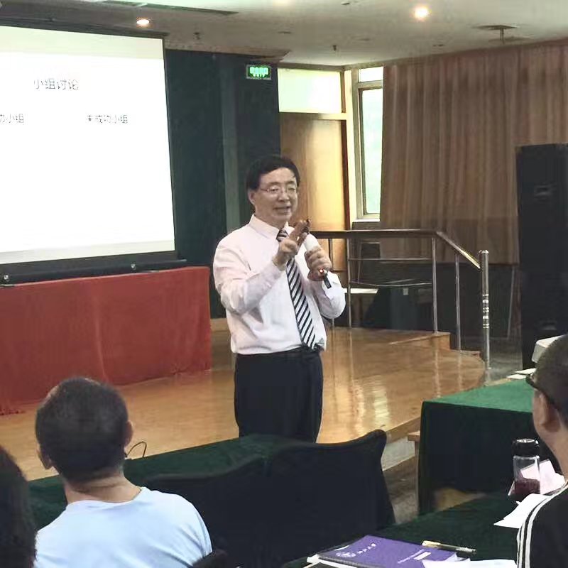在浙江大学给来自新疆的优秀企业经营管理人才讲《企业人力资源管理-重在绩效管理》课程