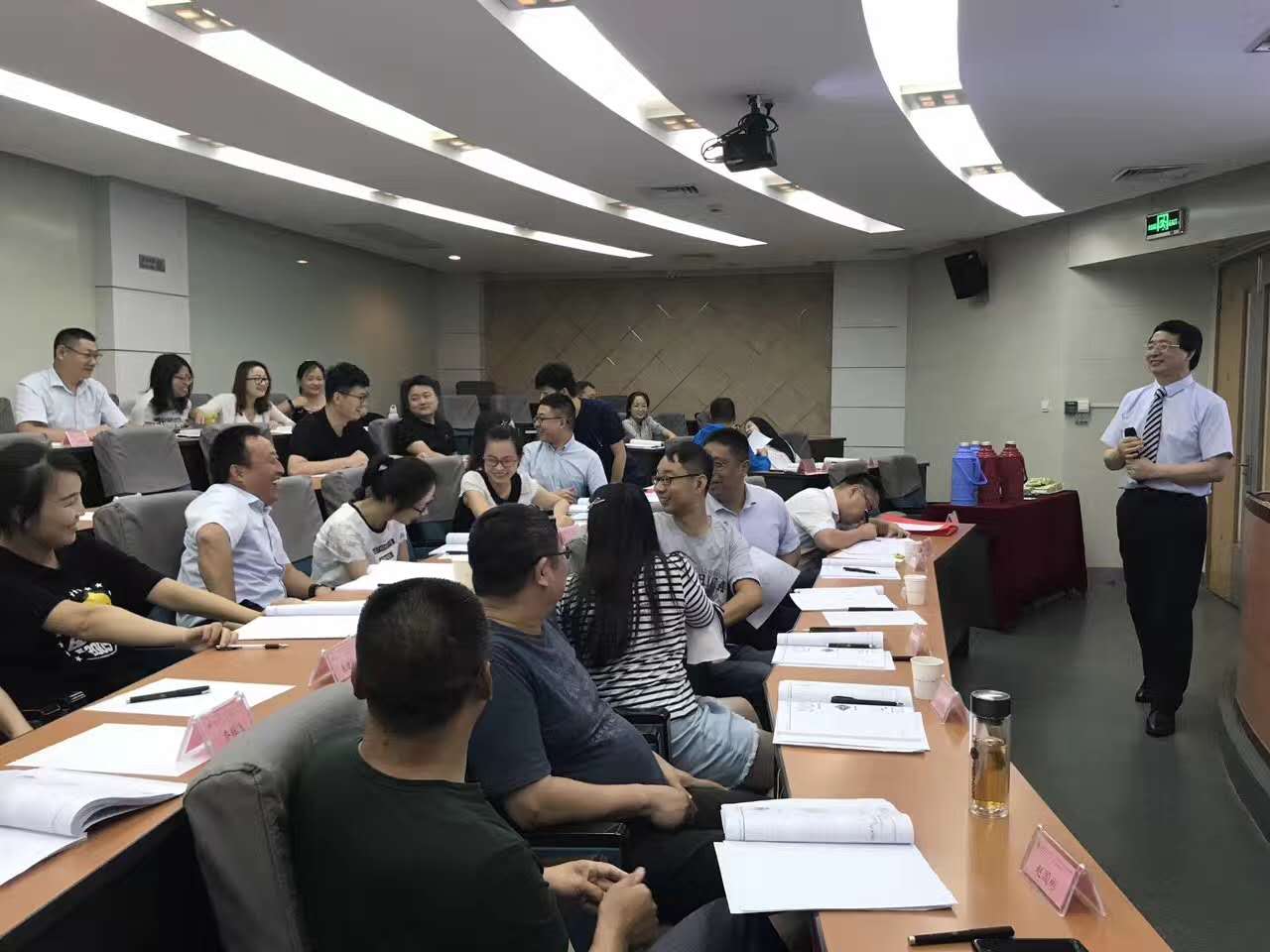 20170719，南通沿海集团管理精英正聚集在上海交大研习《高绩效管理与人力资源管理》课程